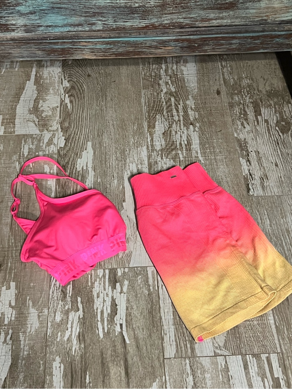 💗PINK VS Seamless Pink/Tangerine Fade BikeShort&Capri Pink Strappy Sports Bra(M)
